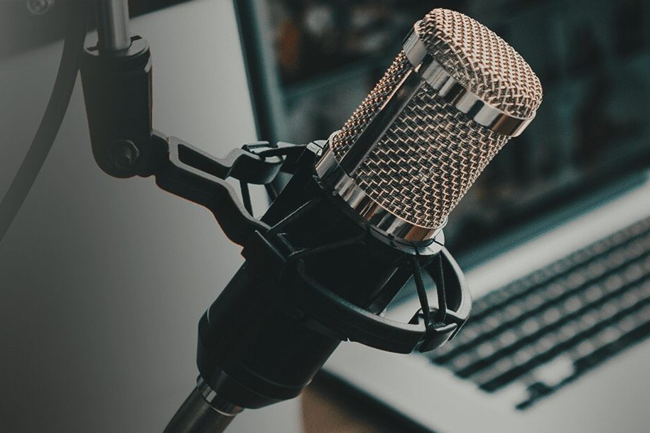 Estudio de podcast con equipos tecnológicos